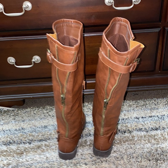 Boot - Picture 2 of 4